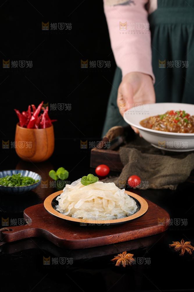 盘子里装着海蜇皮
