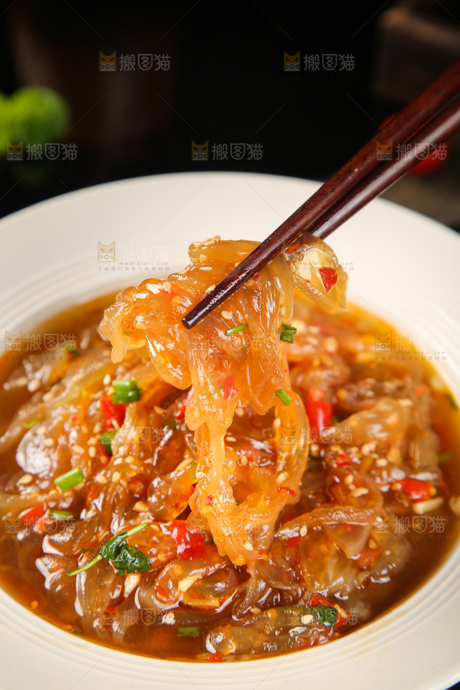 筷子上夹着香辣海蜇丝