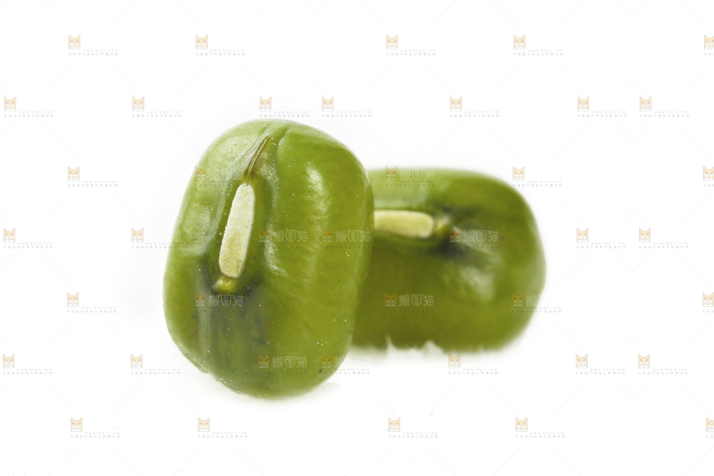 白底上放着绿豆
