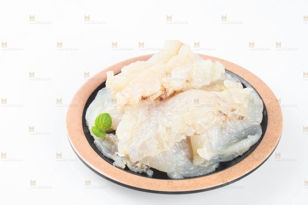 白底上的一盘海蜇皮