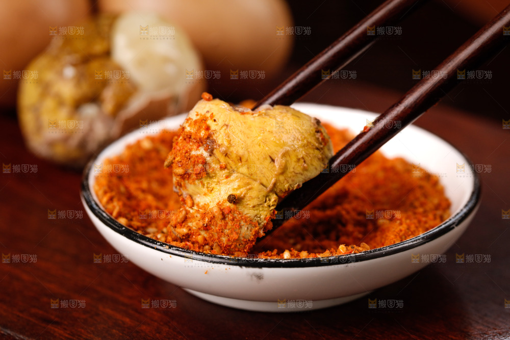 筷子上夹着活珠子蘸辣椒