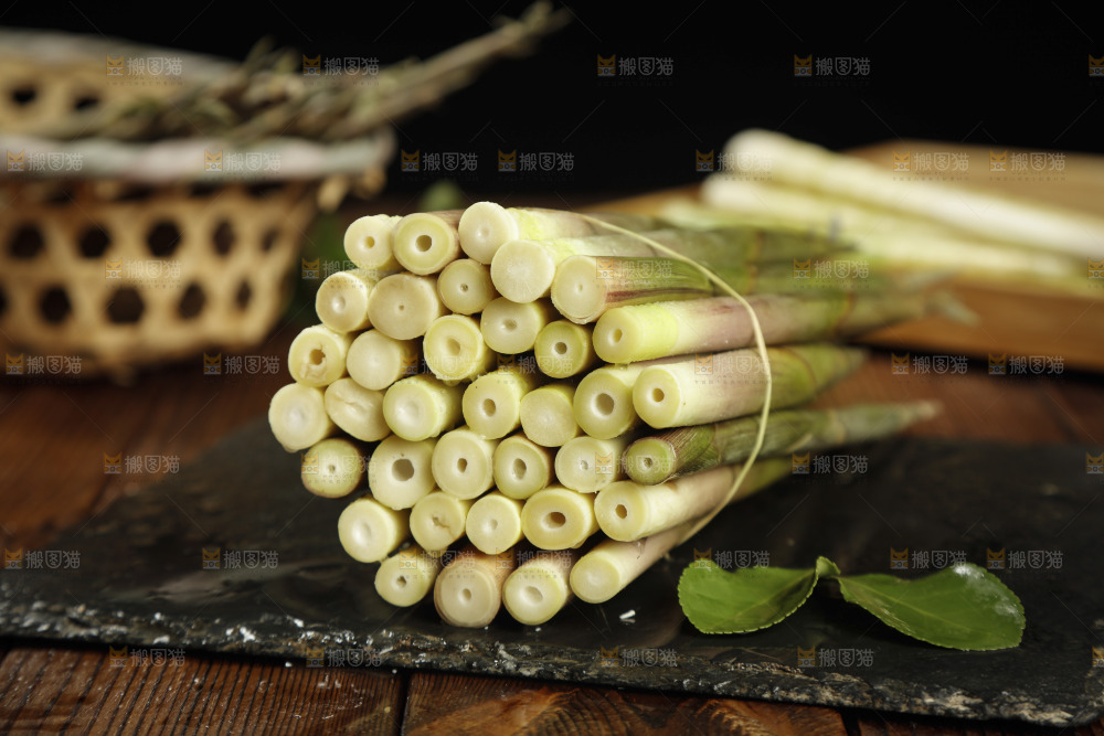 黑石板上的小竹笋