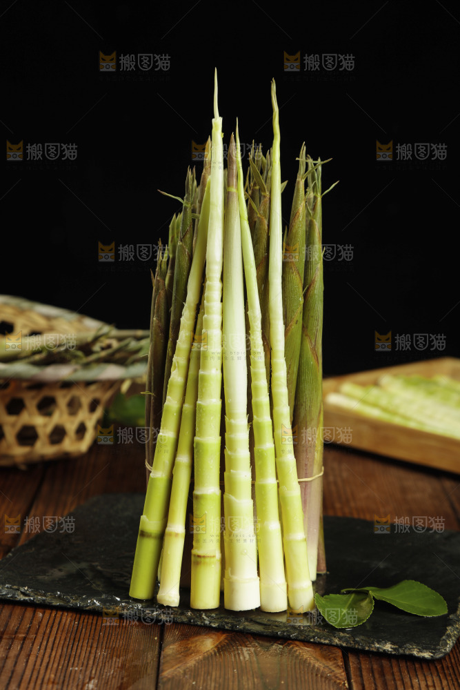 黑石板上的小竹笋