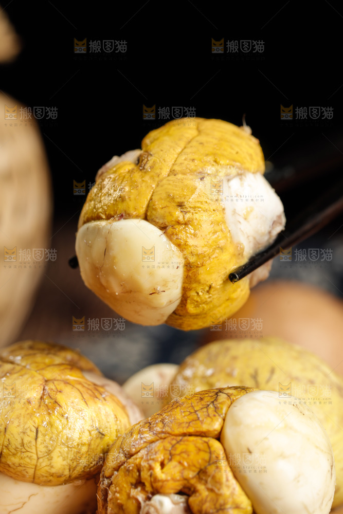筷子上夹着凤凰蛋