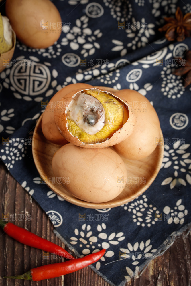 盘子里装着毛蛋