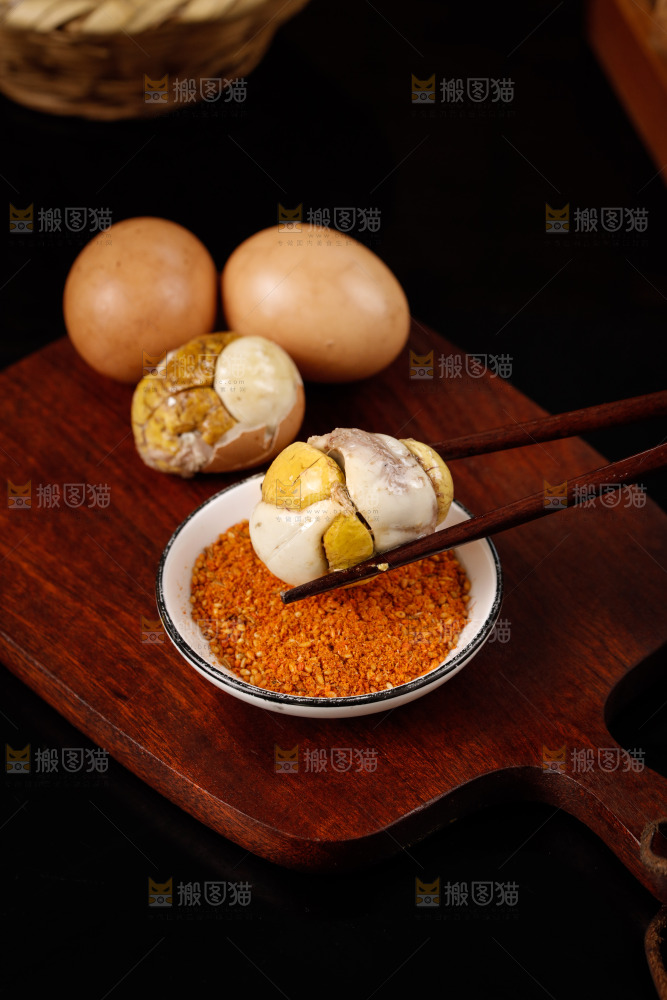 筷子上夹着活珠子蘸辣椒