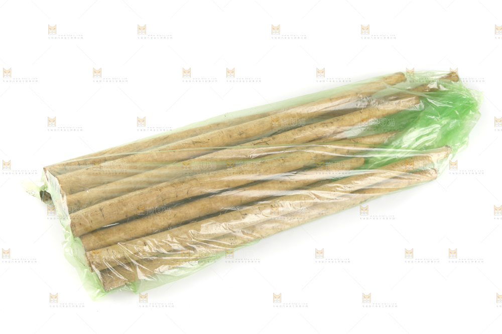 白底上放着一袋牛蒡根