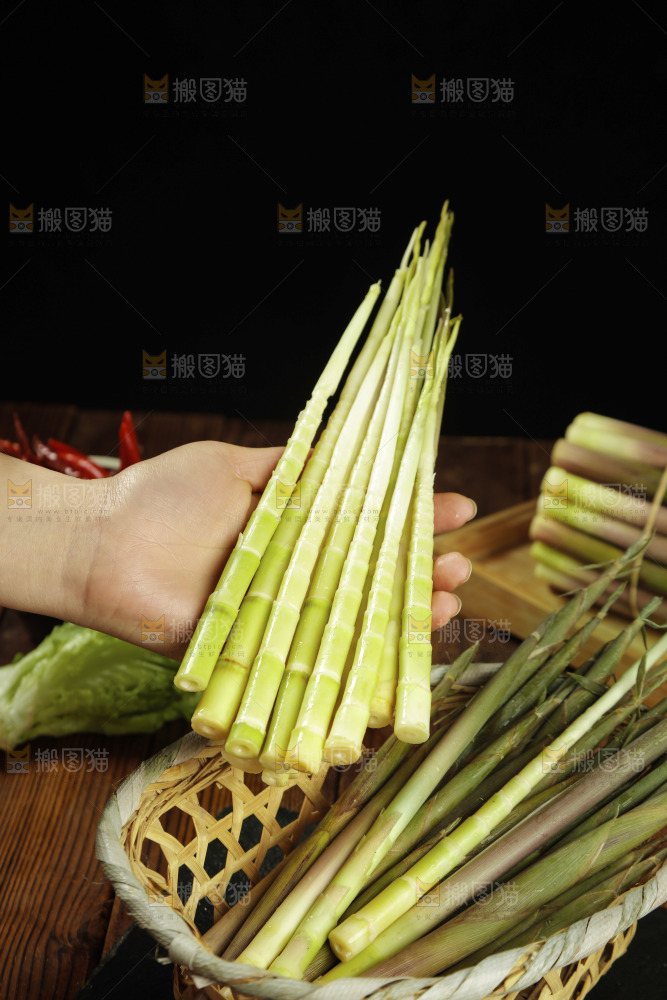 手里拿着小竹笋