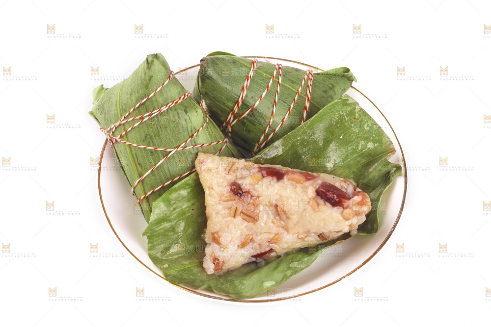 白底上放着一盘红豆粽
