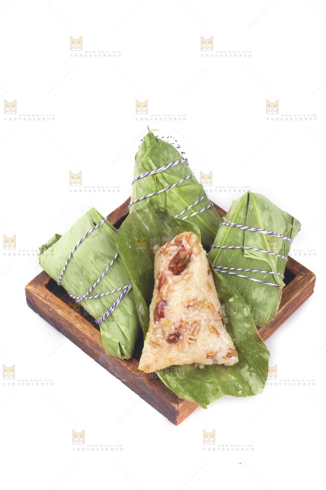 白底上放着一盘红豆粽