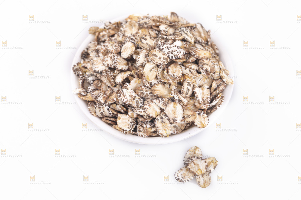 白底上放着一盘黑麦片