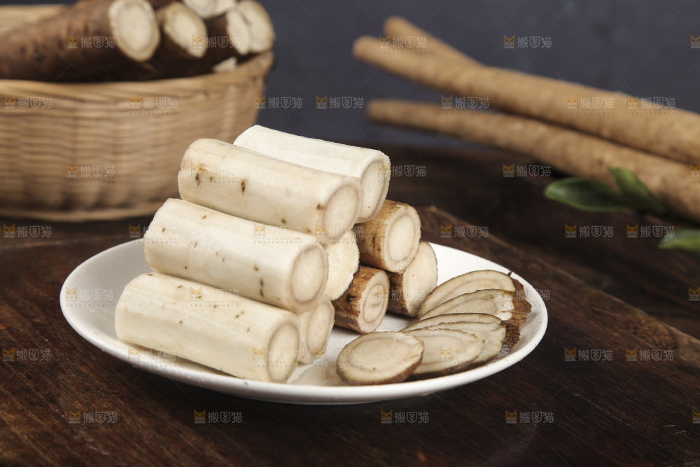 盘子里装着鲜牛蒡