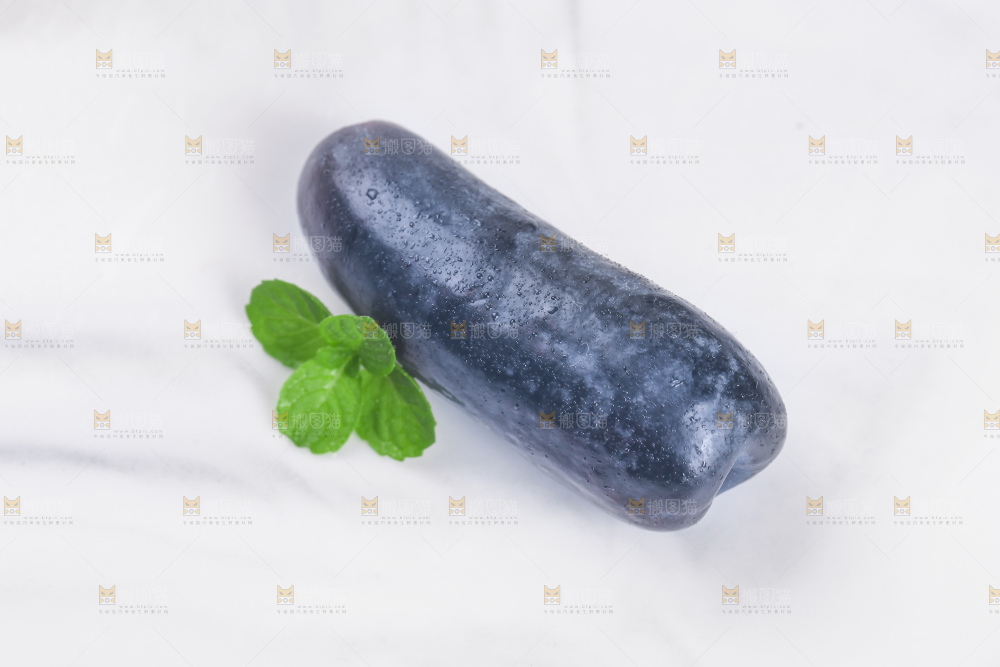 白底上放着金手指葡萄