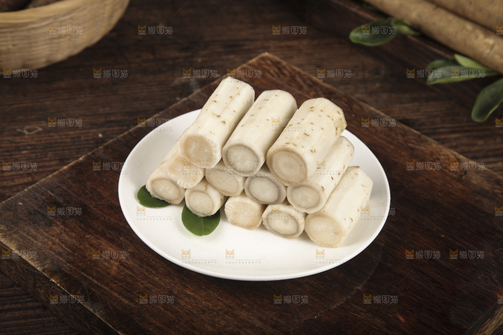 盘子里装着鲜牛蒡