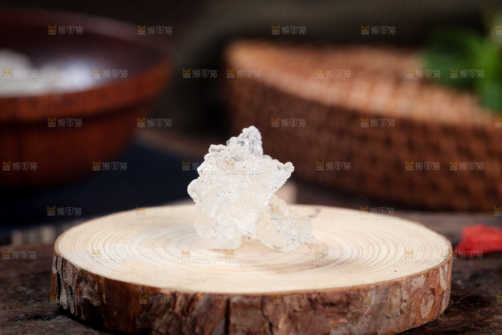 砧板上放着雪燕