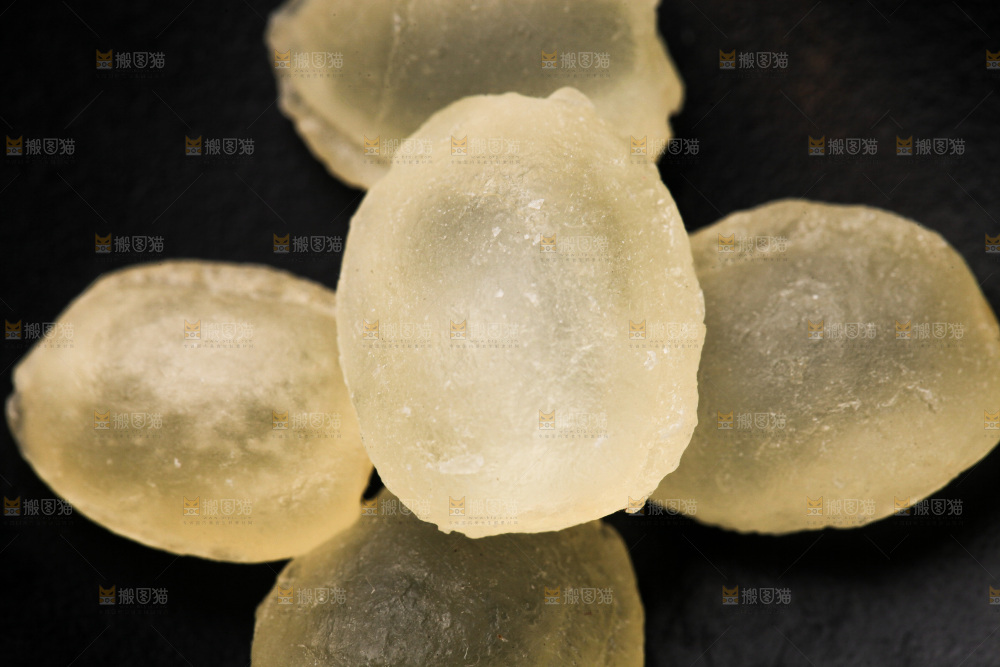 黑底上放着双荚皂角米