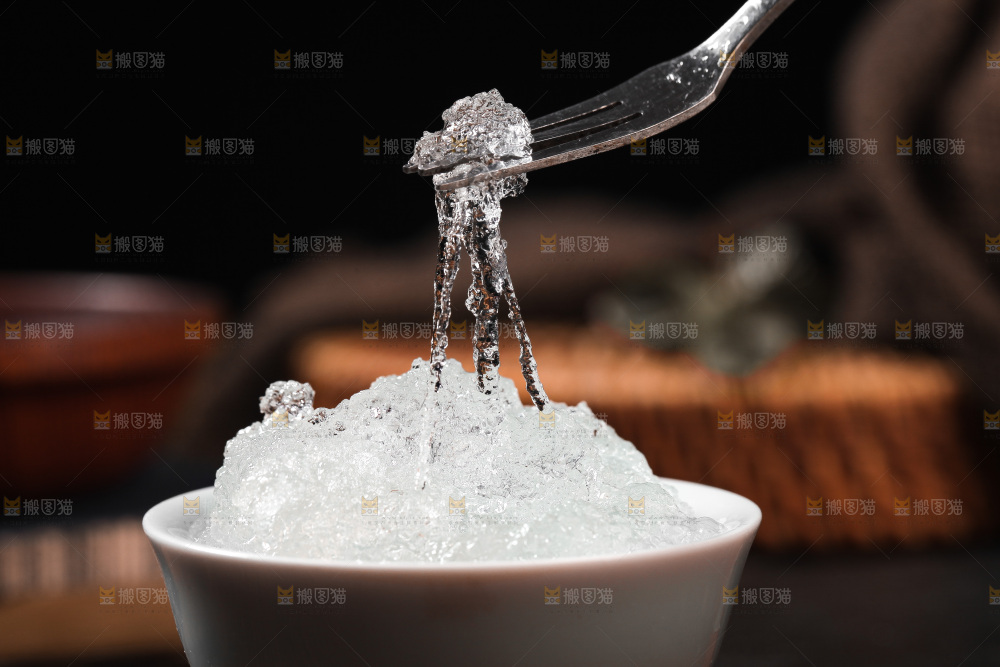 叉子上插着拉丝雪燕