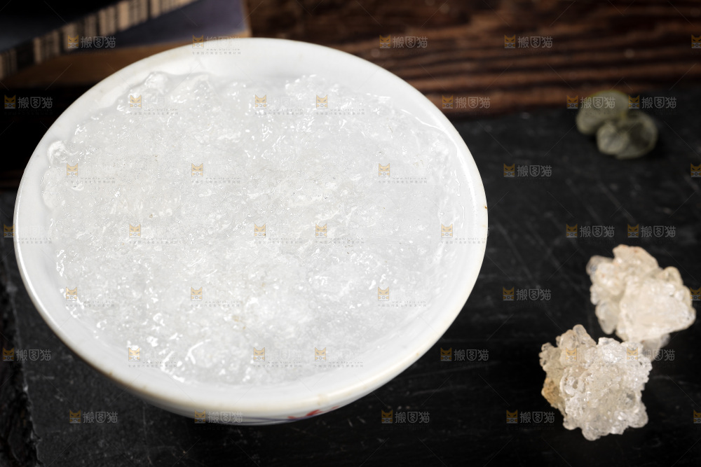 碗里装着泡发的雪燕