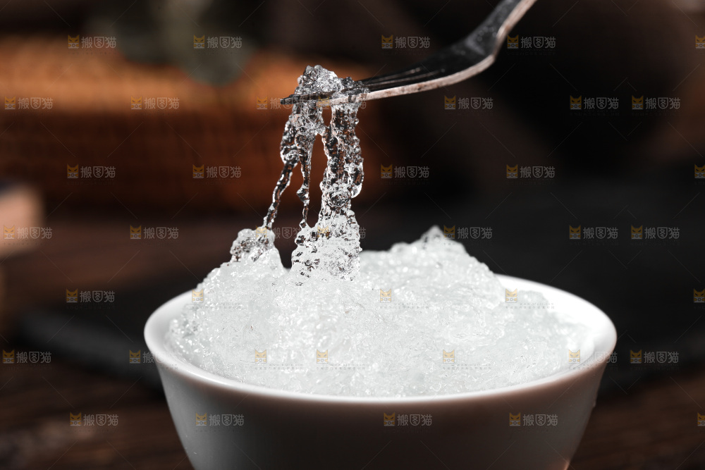 叉子上插着拉丝雪燕