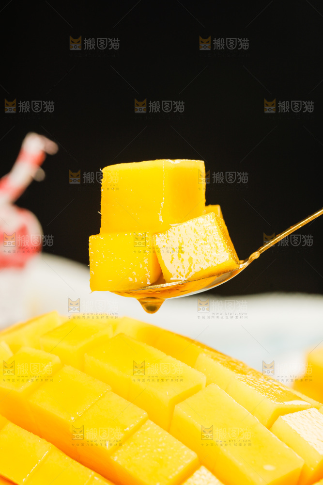 勺子上舀着金煌芒果肉