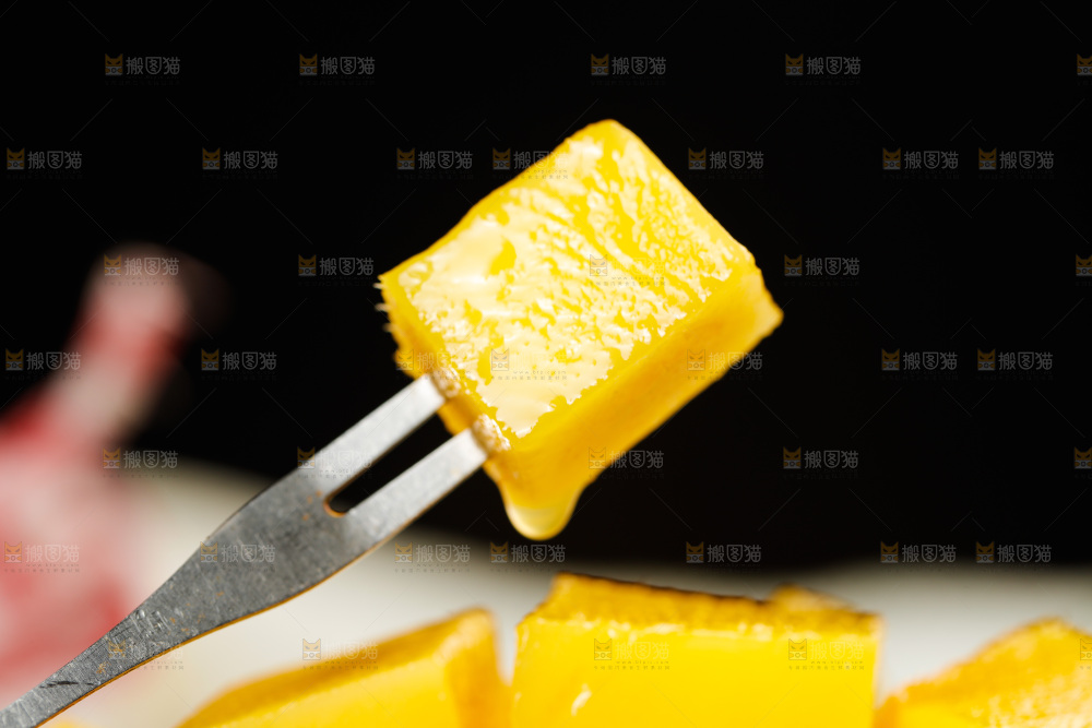 叉子上插着金煌芒果肉