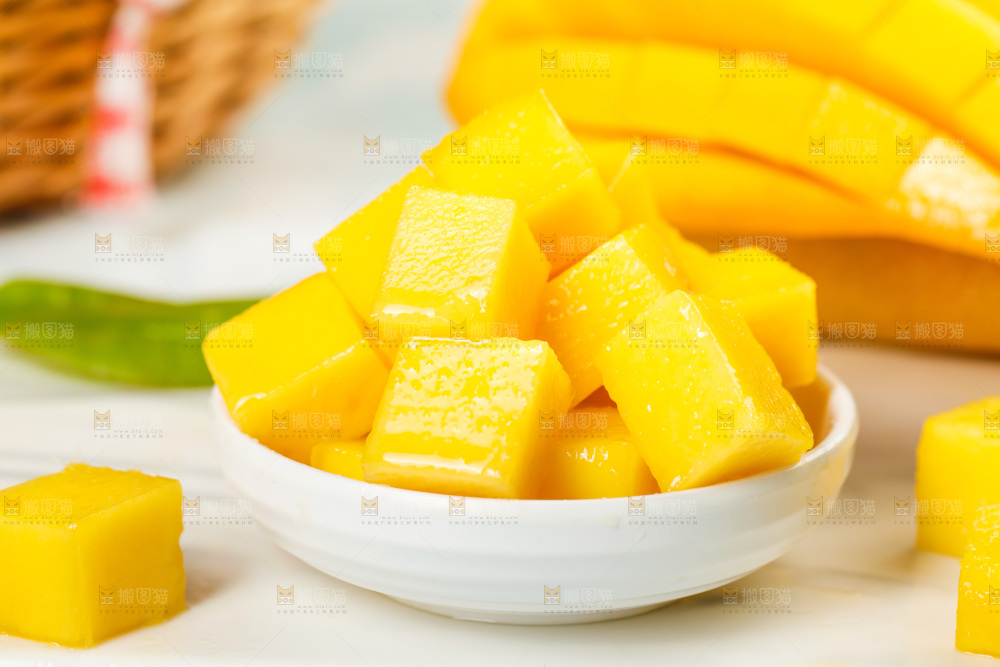 碟子里装着芒果果肉