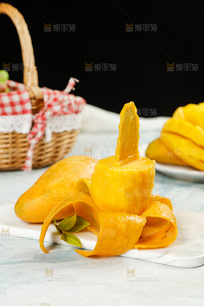 白石板上的海南金煌芒