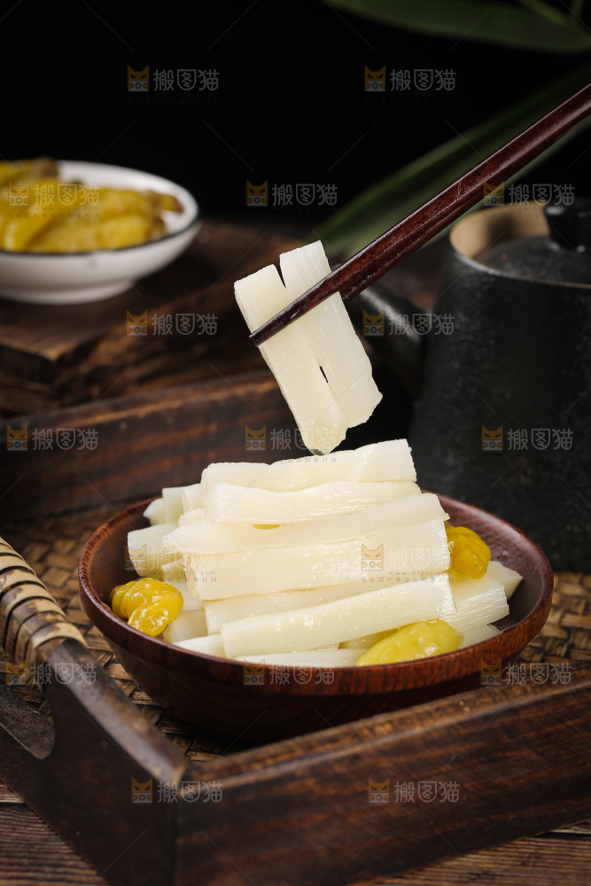 筷子上夹着山椒脆笋