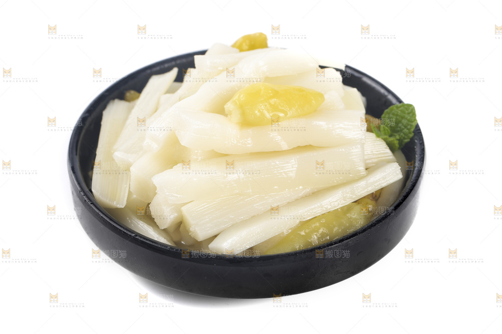白底上放着一盘山椒脆笋