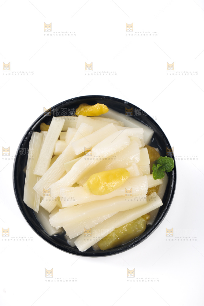 白底上放着一盘山椒脆笋