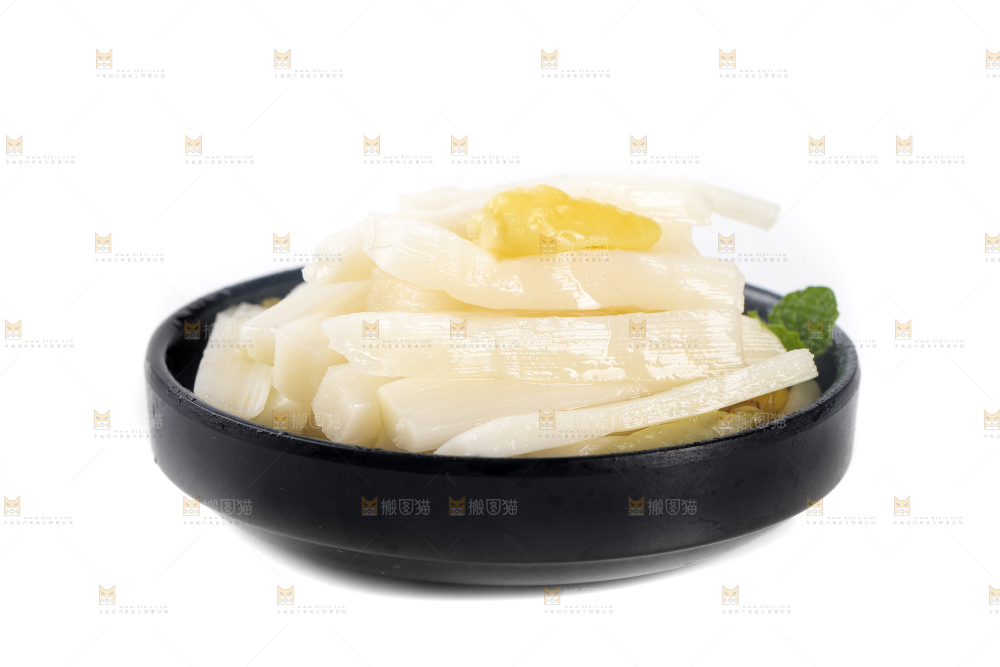 白底上放着一盘山椒脆笋