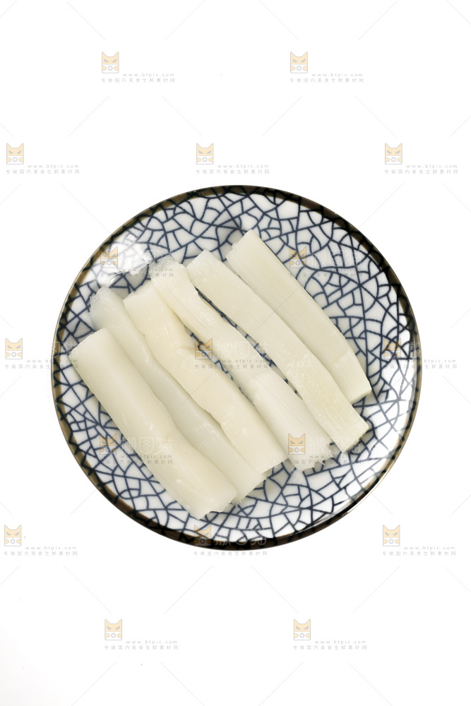 白底上放着一盘泡笋
