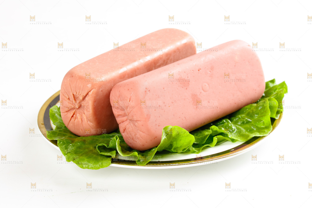 白底上放着一盘午餐肉