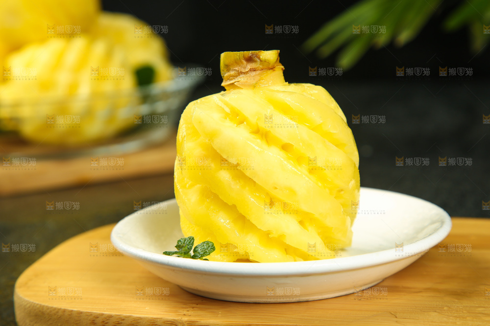 盘子里装着泰国小菠萝