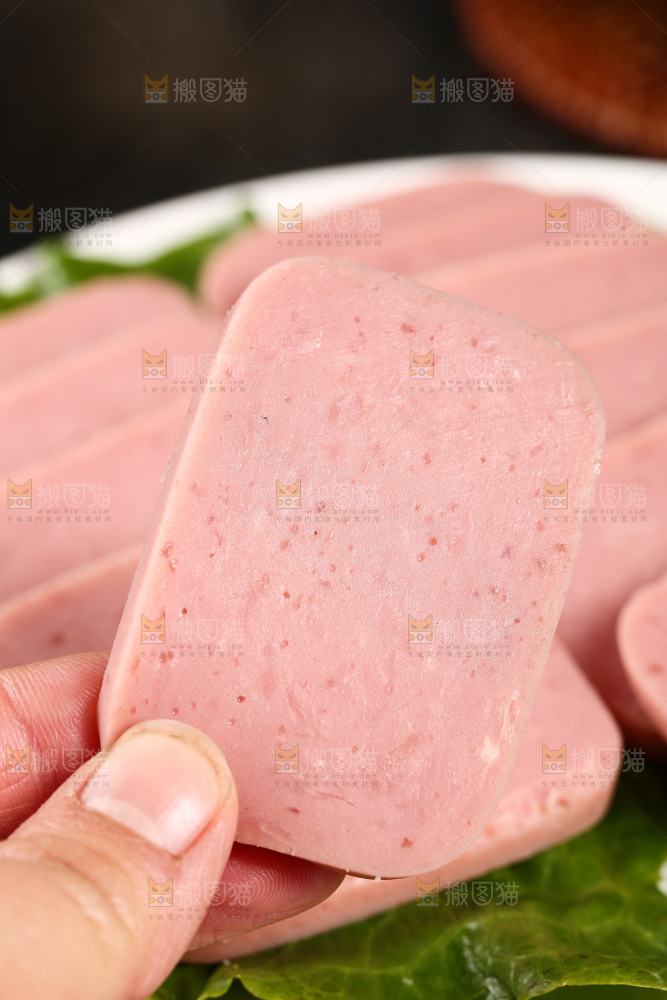手上拿着午餐肉片