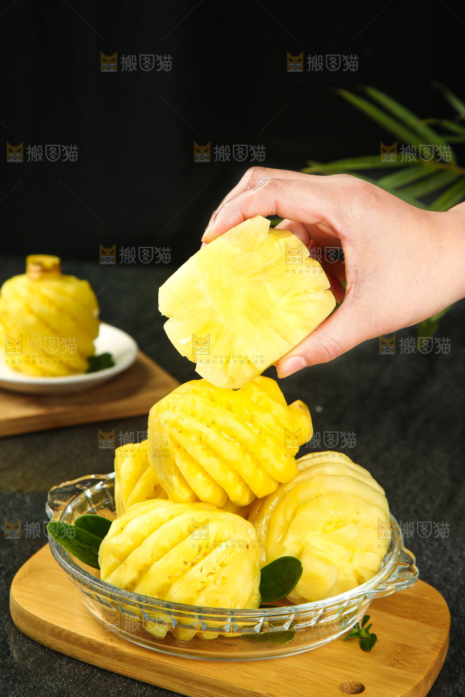 手里拿着新鲜小菠萝