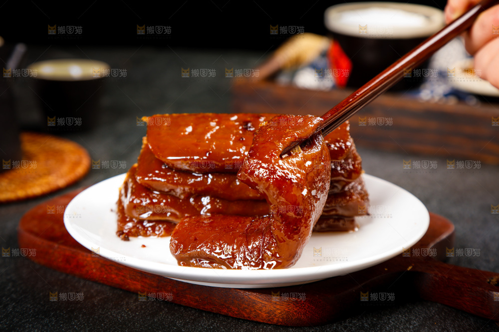 筷子上夹着广式年糕