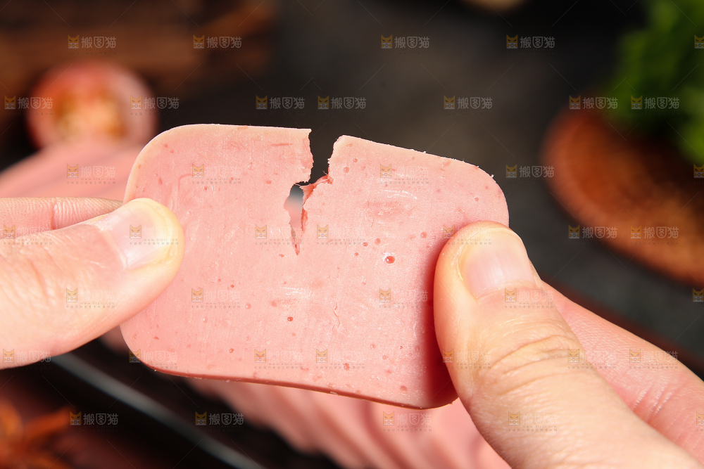 手上拿着火腿肠