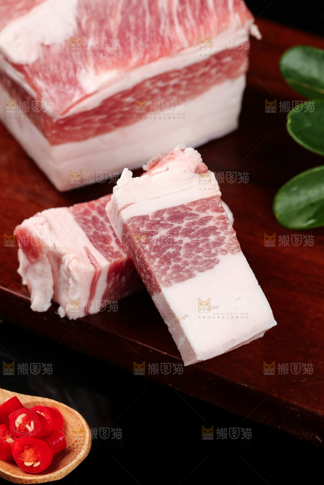 木板上放着切块的五花肉