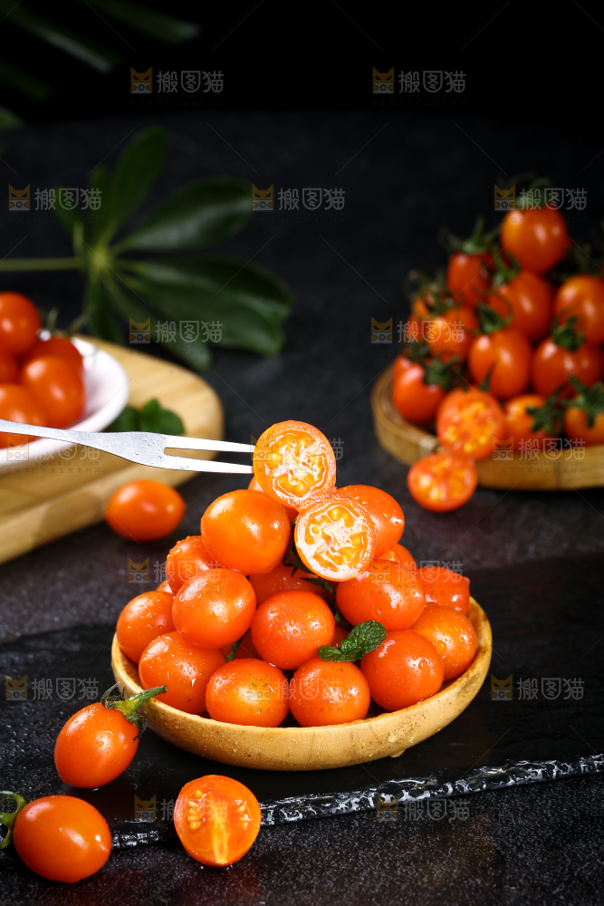 叉子上插着珠珠小番茄