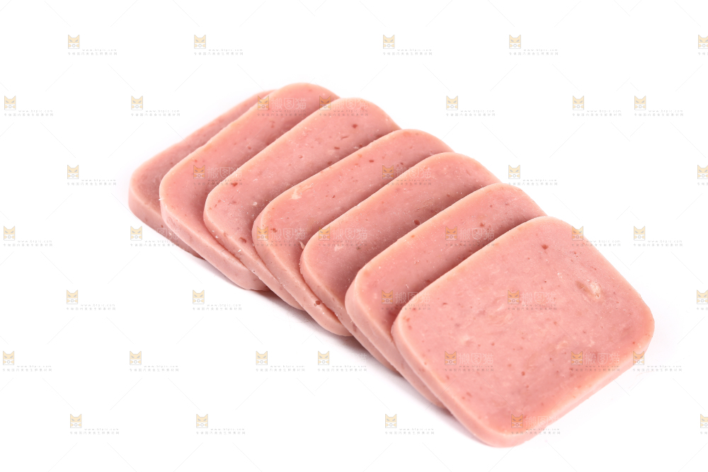 白底上放着切块的午餐肉