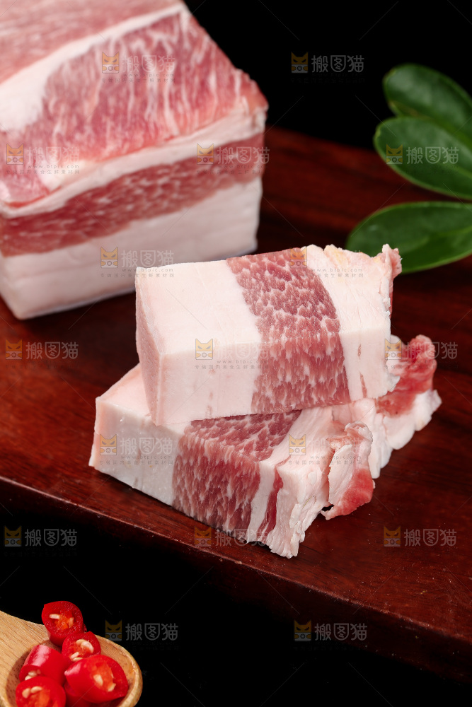 木板上放着切块的五花肉