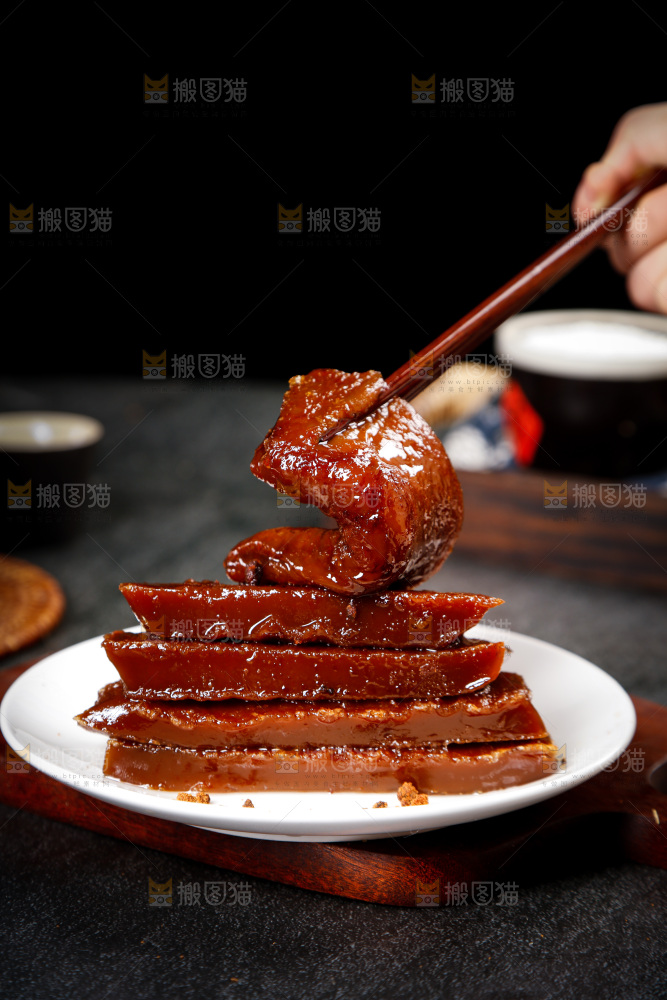 筷子上夹着广式年糕