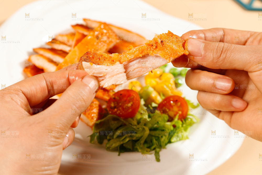 手里拿着鸡肉