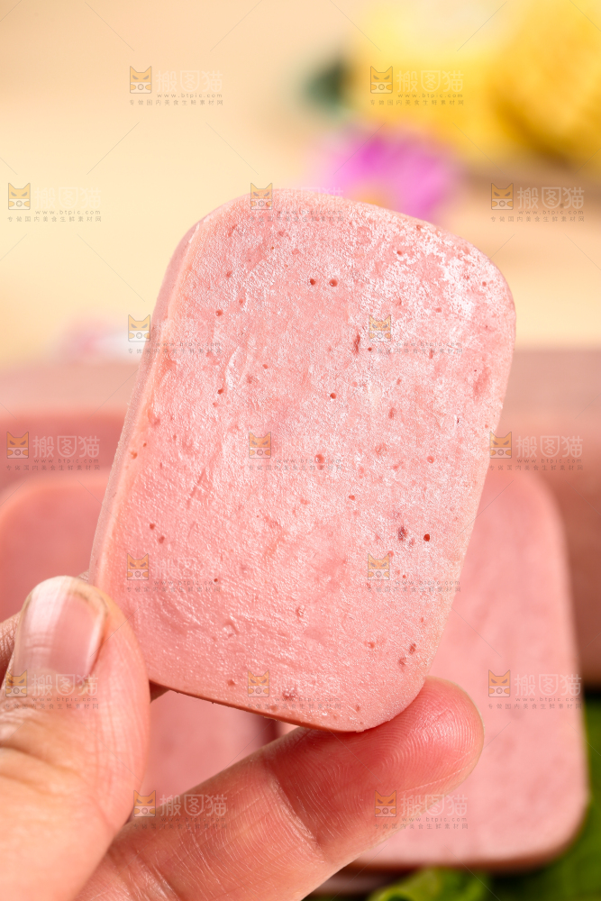 手里拿着一块火腿肠