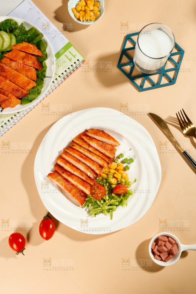 浅底上放着一盘鸡排肉