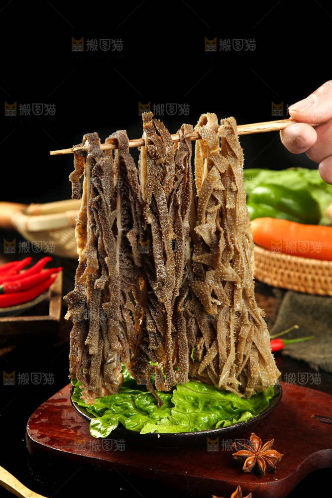 筷子上夹着黑千层肚