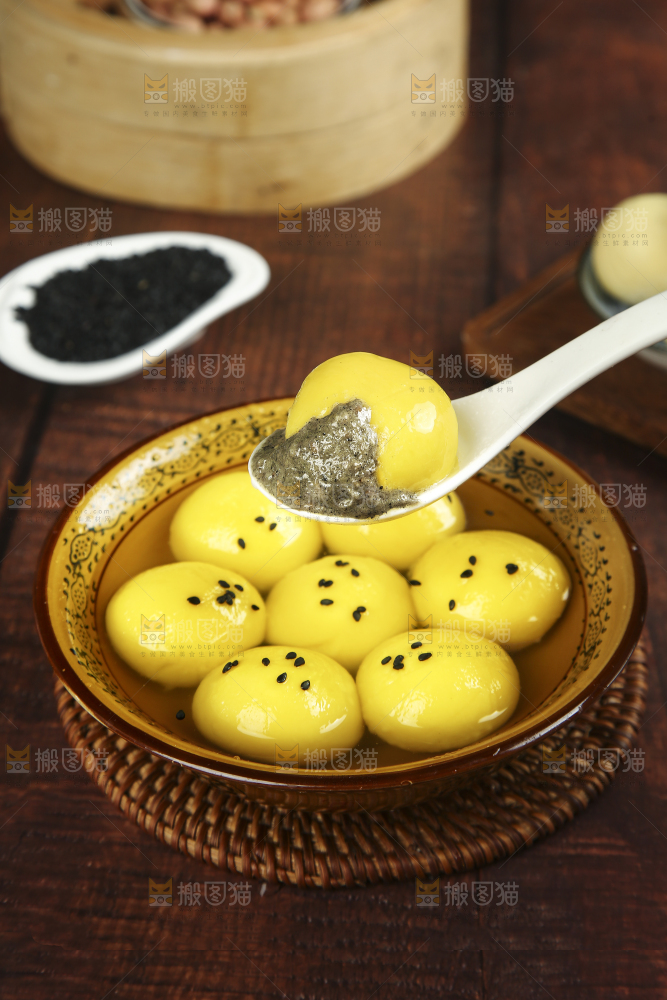 勺子上舀着黑芝麻汤圆