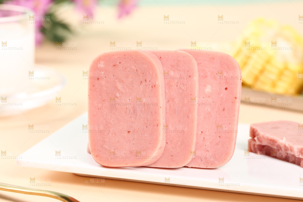 盘子里的午餐肉切片