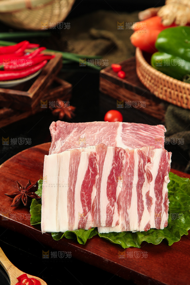 木板上的五花肉片